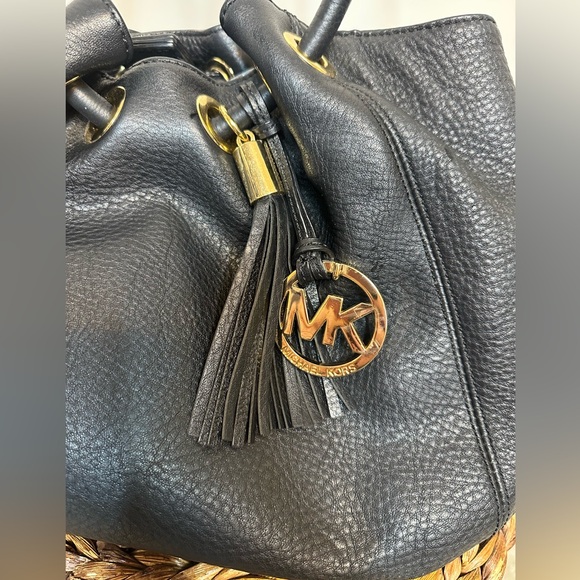 MK Michael Kors Nicole large bucket bag pebbled black leathered brass hardware - Picture 5 of 8
